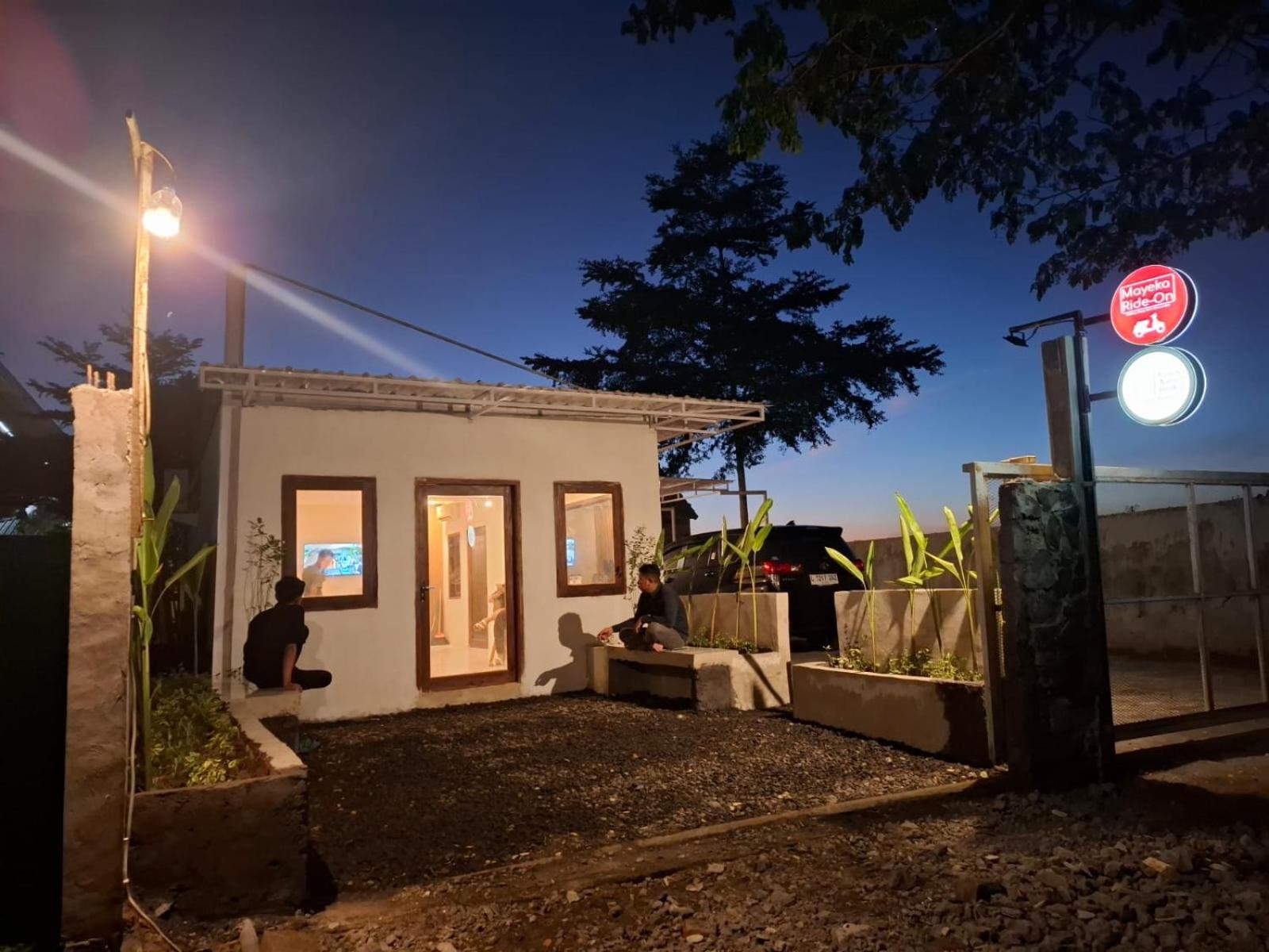 Mayeka Transit Hostel Bandara Internasional Lombok Praya Esterno foto