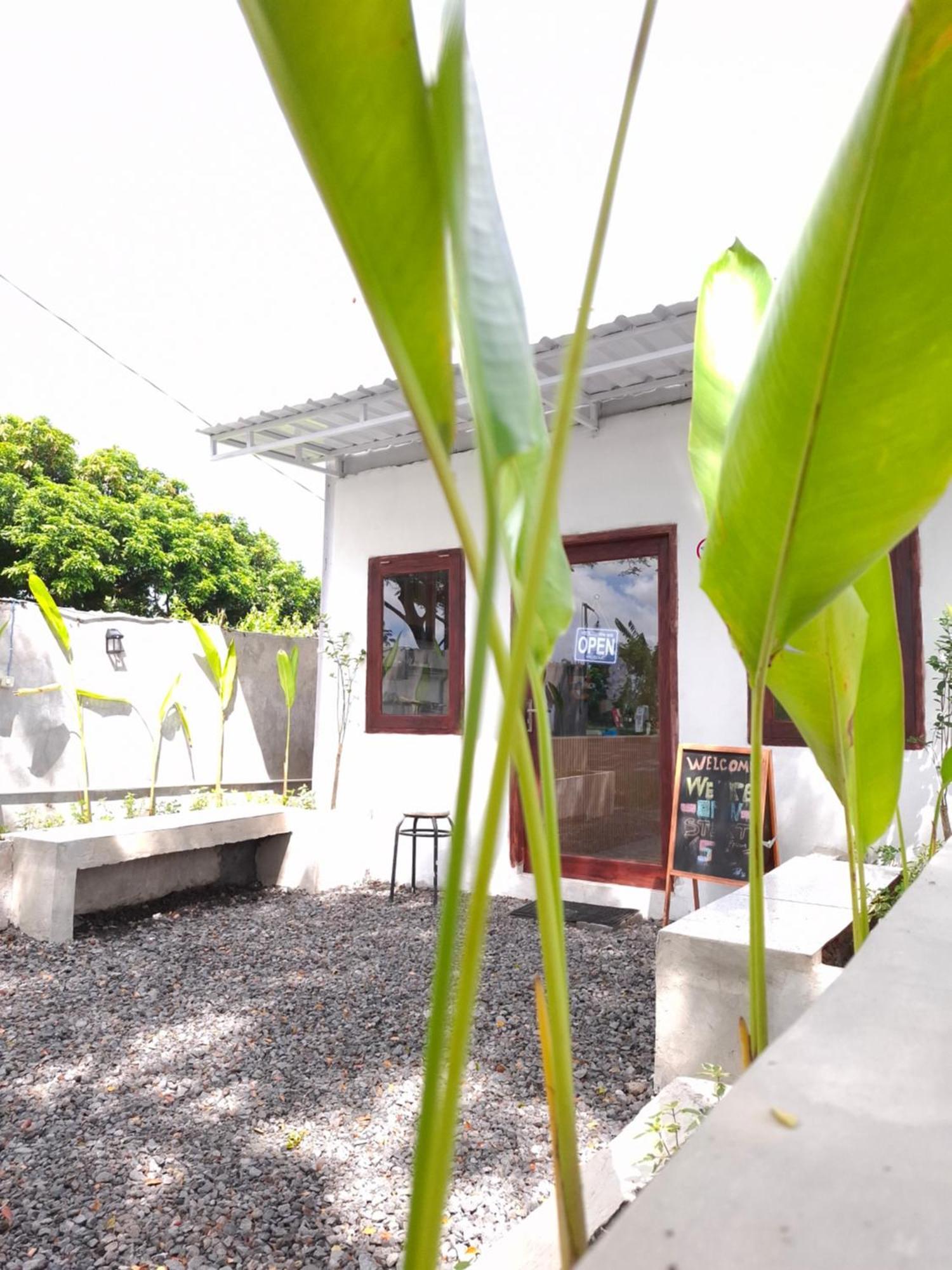 Mayeka Transit Hostel Bandara Internasional Lombok Praya Esterno foto